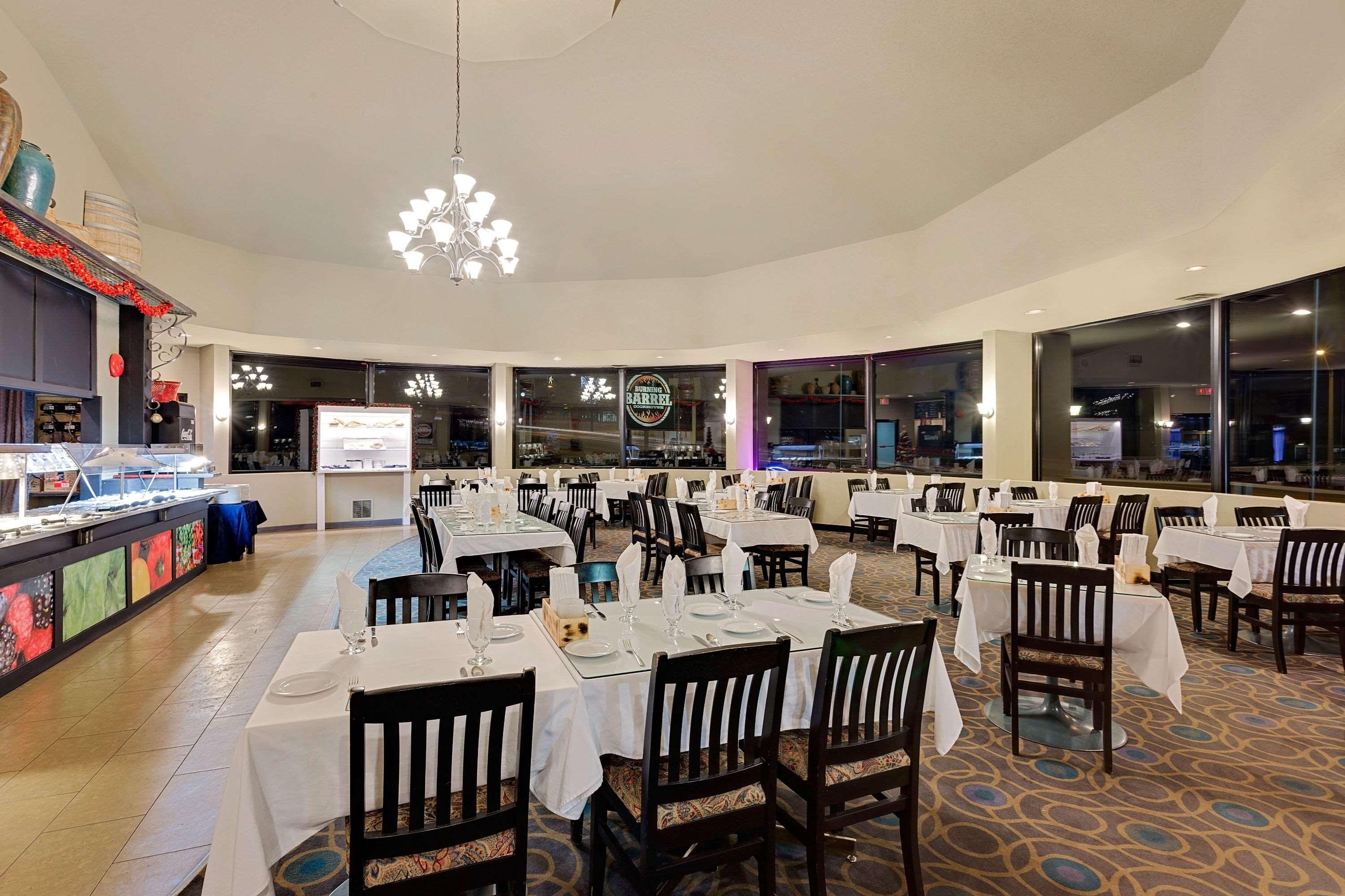 Ramada By Wyndham Kamloops Hotel Exterior photo