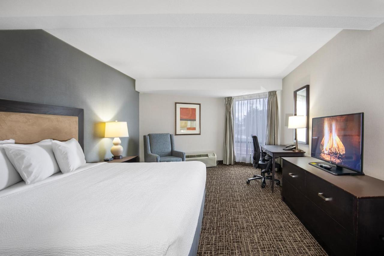 Ramada By Wyndham Kamloops Hotel Exterior photo