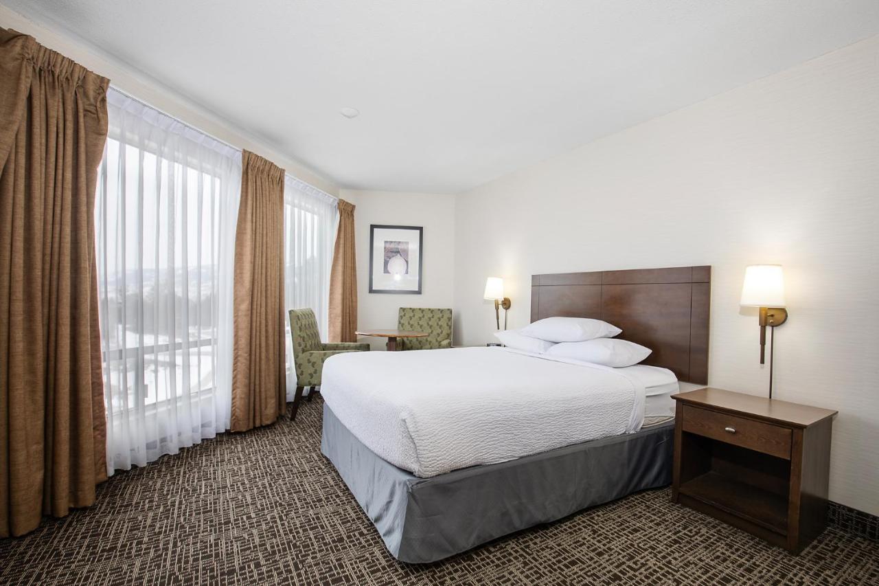 Ramada By Wyndham Kamloops Hotel Exterior photo