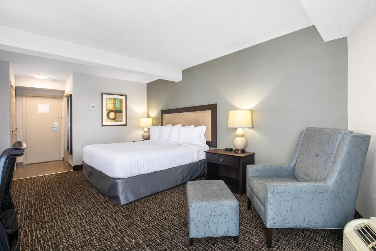 Ramada By Wyndham Kamloops Hotel Exterior photo