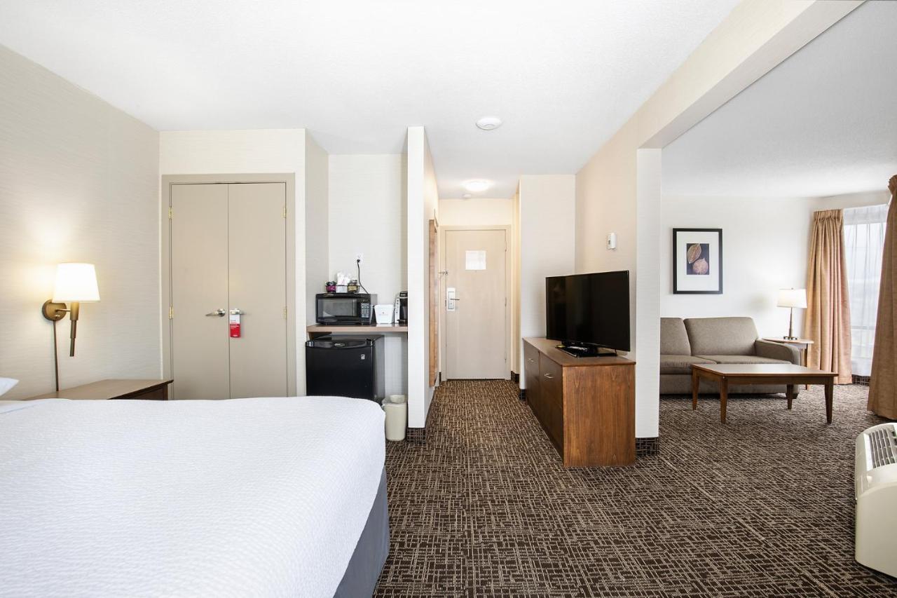 Ramada By Wyndham Kamloops Hotel Exterior photo