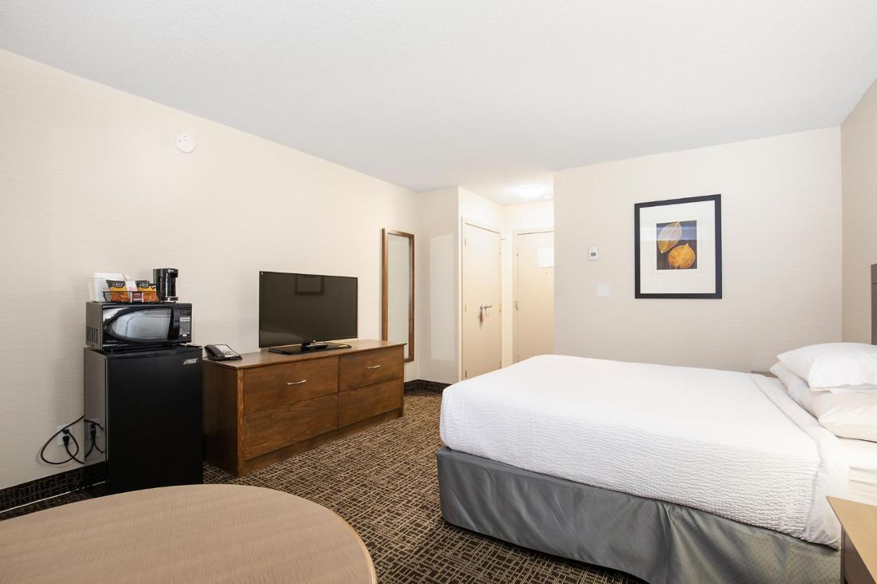 Ramada By Wyndham Kamloops Hotel Exterior photo