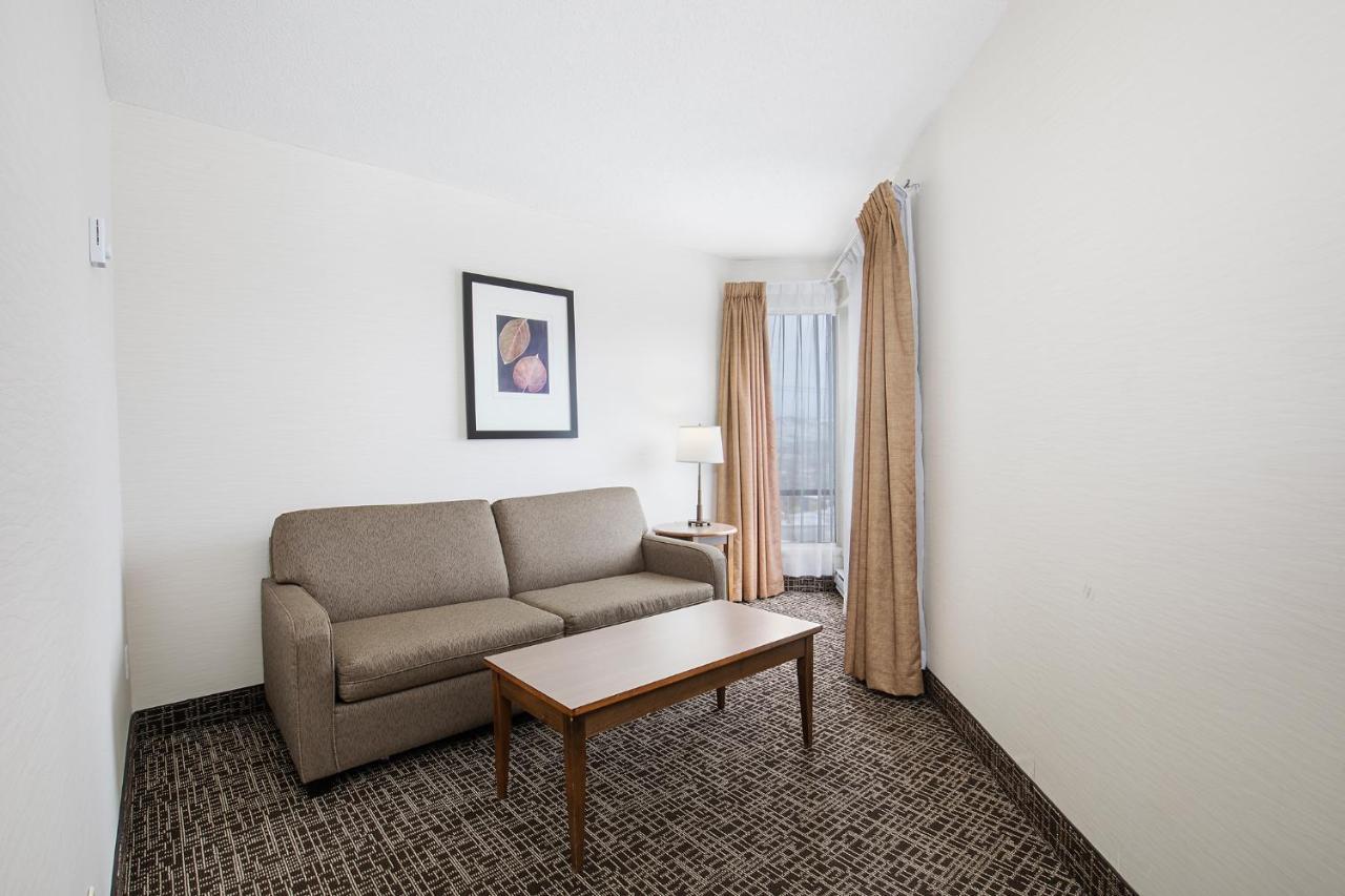 Ramada By Wyndham Kamloops Hotel Exterior photo