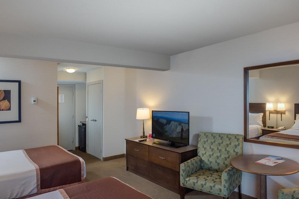 Ramada By Wyndham Kamloops Hotel Exterior photo