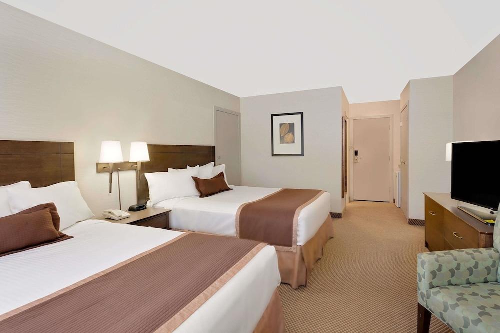 Ramada By Wyndham Kamloops Hotel Exterior photo