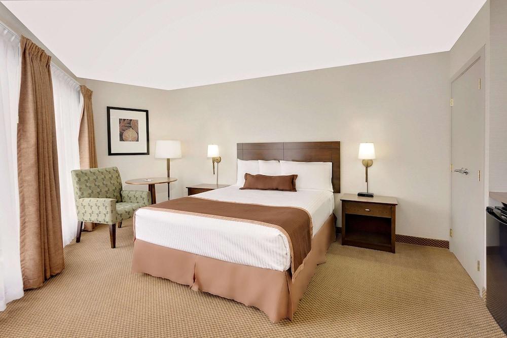 Ramada By Wyndham Kamloops Hotel Exterior photo