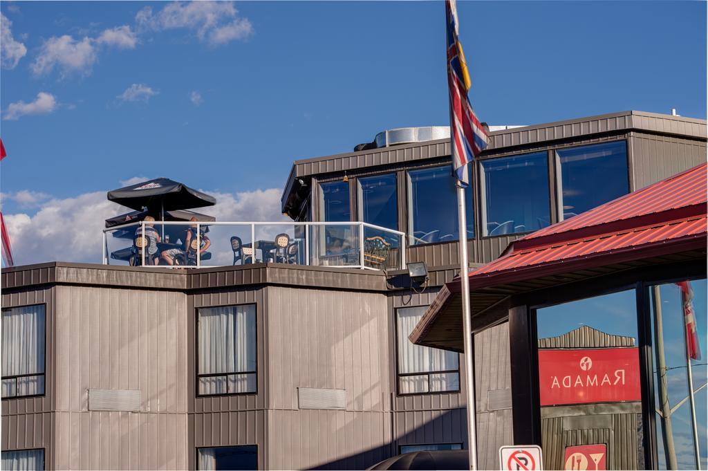 Ramada By Wyndham Kamloops Hotel Exterior photo