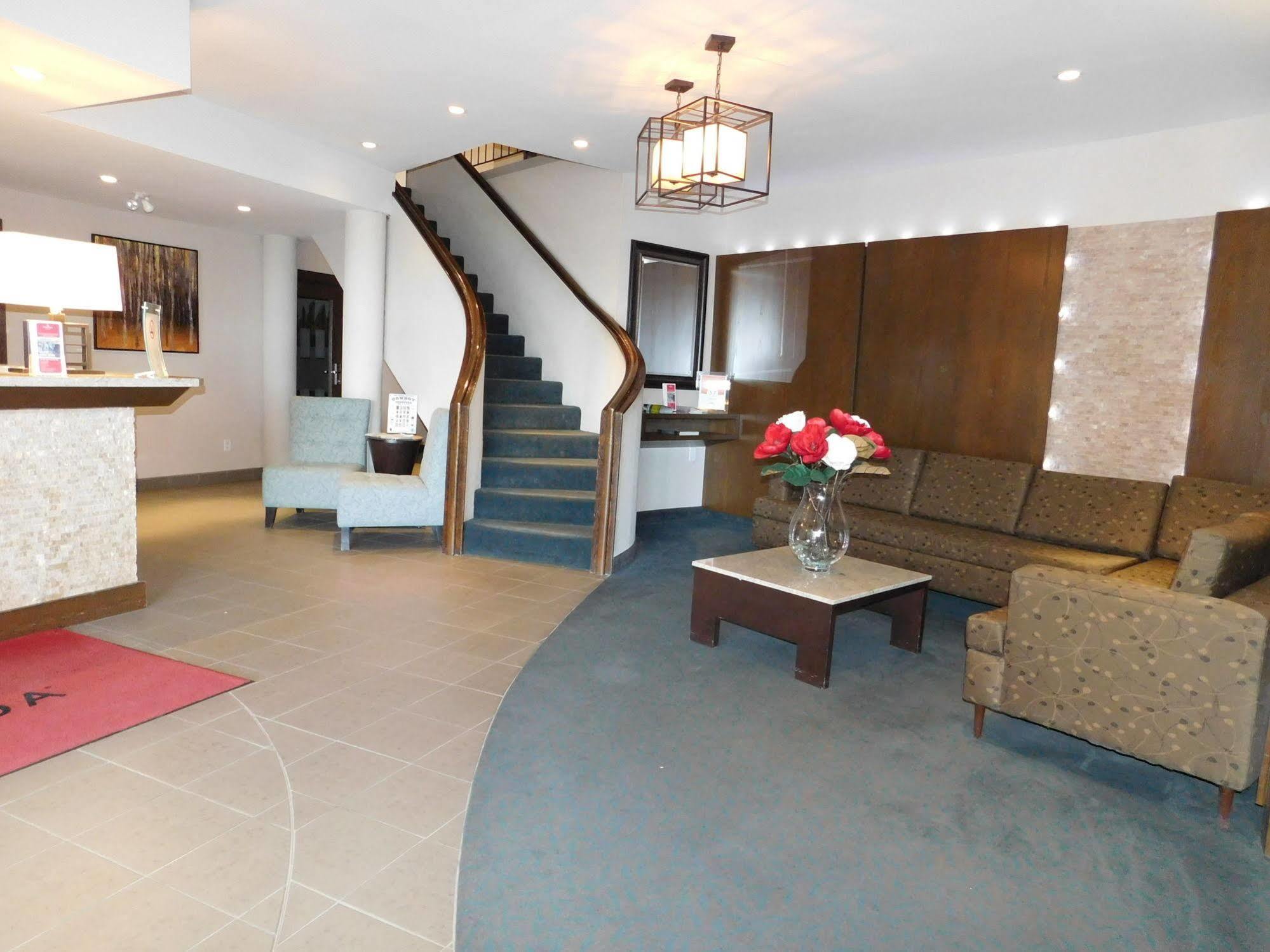 Ramada By Wyndham Kamloops Hotel Exterior photo
